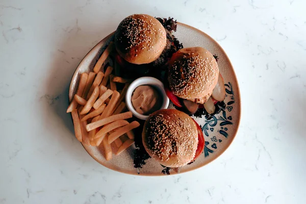 Heerlijke Hamburger Met Gegrild Rundvlees Groenten Saus Fast Food Junk — Stockfoto