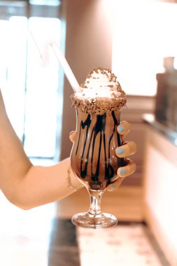 Masanın üzerinde bir fincan kahve. 