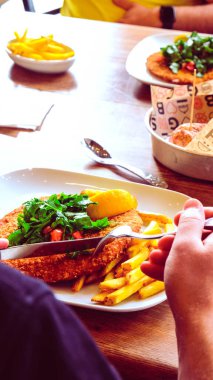 Patates kızartmasıyla servis edilen lezzetli şnitzel.