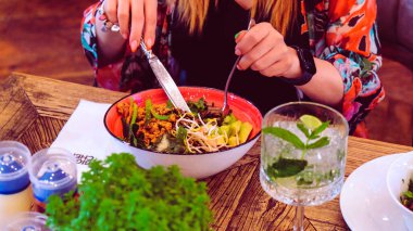 Arkadaşlarla takılmak, lezzetli yemekler, salata ve kokteyller..