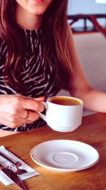 Masanın üzerinde bir fincan kahve. 