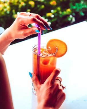 Masanın üzerinde bir fincan kahve. 