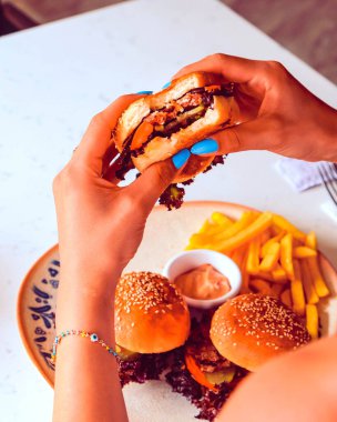 Taze sebzeli ev yapımı hamburger.