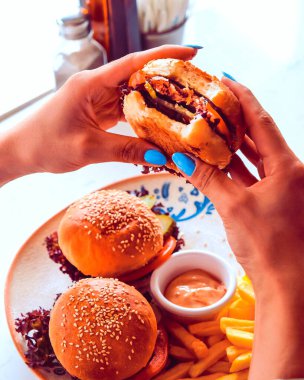 Taze sebzeli ev yapımı hamburger.