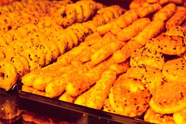 Çeşitli çay bisküvileri ve çikolatalı kurabiyeler.