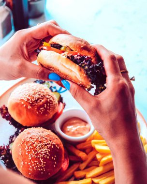 Taze sebzeli ev yapımı hamburger.