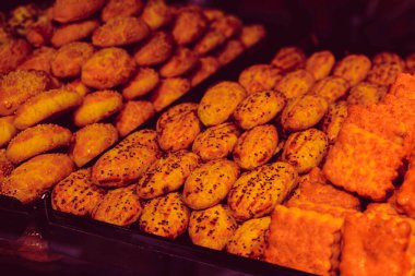 Çeşitli çay bisküvileri ve çikolatalı kurabiyeler.