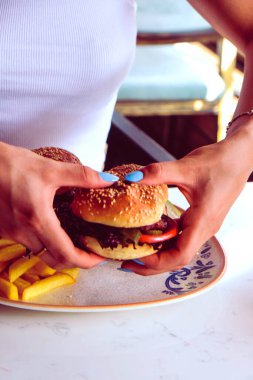 Taze sebzeli ev yapımı hamburger.