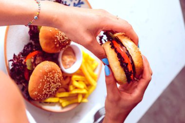 Taze sebzeli ev yapımı hamburger.