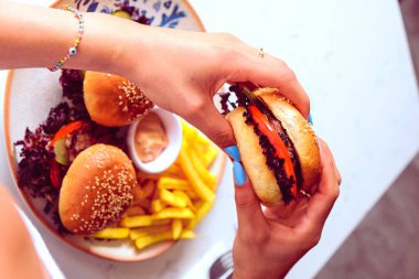 Taze sebzeli ev yapımı hamburger.