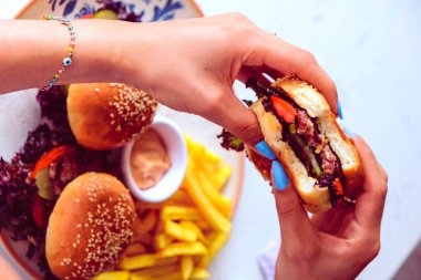 Taze sebzeli ev yapımı hamburger.