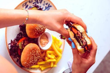 Taze sebzeli ev yapımı hamburger.
