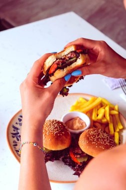 Taze sebzeli ev yapımı hamburger.