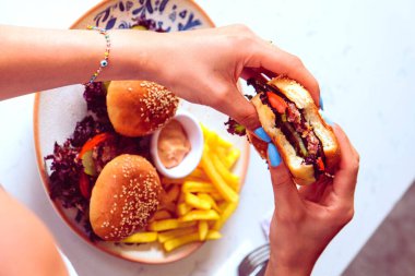 Taze sebzeli ev yapımı hamburger.