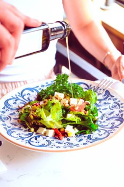 çekici beyaz salata, odak üstünde el yemek kadın ve çatal gülümseyen portresi.