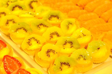 Çikolata soslu ekler, lezzetli küçük çikolatalı pasta, ekler pastası.
