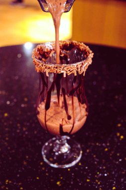 Masanın üzerinde bir fincan kahve. 