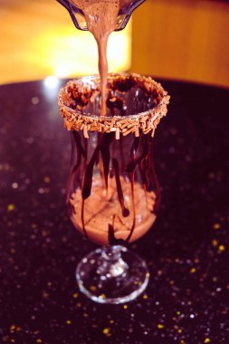 Masanın üzerinde bir fincan kahve. 