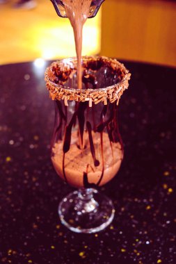 Masanın üzerinde bir fincan kahve. 