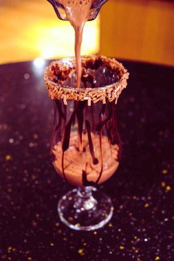 Masanın üzerinde bir fincan kahve. 