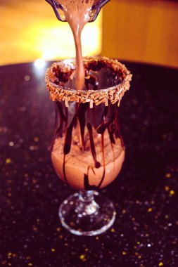 Masanın üzerinde bir fincan kahve. 