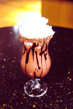 Masanın üzerinde bir fincan kahve. 