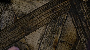 Modern ahşap ve siyah arkaplanı kapat