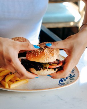 Taze sebzeli ev yapımı hamburger.