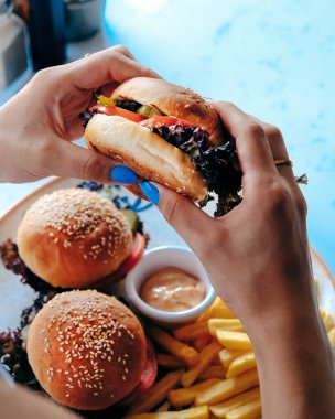 Taze sebzeli ev yapımı hamburger.