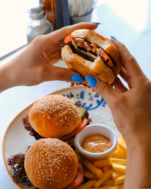 Taze sebzeli ev yapımı hamburger.