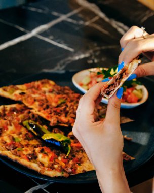 Geleneksel Türkçe fırında pide. Türk pizzası, Orta Doğu aperatifleri. Türk mutfağı. Et ile doldurulmuş çam
