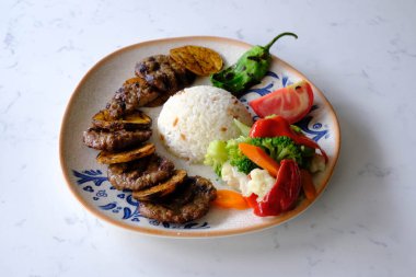 Patates kızartmalı lezzetli köfteler. 