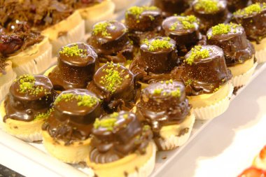 Çikolata soslu ekler, lezzetli küçük çikolatalı pasta, ekler pastası.