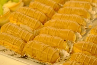 Çikolata soslu ekler, lezzetli küçük çikolatalı pasta, ekler pastası.