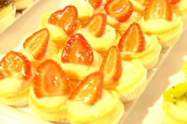 Çikolata soslu ekler, lezzetli küçük çikolatalı pasta, ekler pastası.