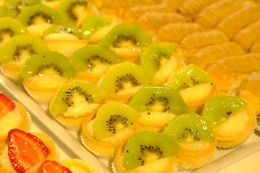 Çikolata soslu ekler, lezzetli küçük çikolatalı pasta, ekler pastası.