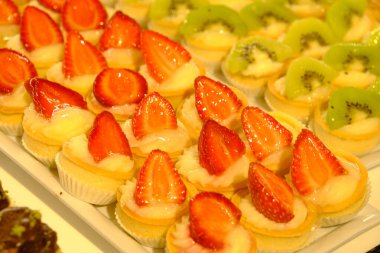 Çikolata soslu ekler, lezzetli küçük çikolatalı pasta, ekler pastası.