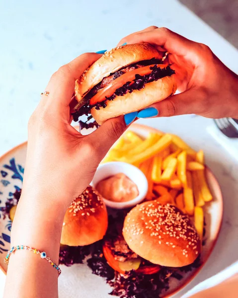 Taze sebzeli ev yapımı hamburger.