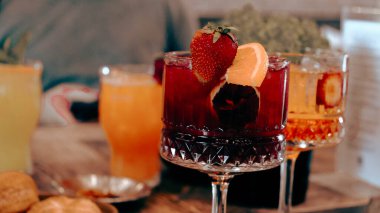 Arkadaşlarla takılmak, lezzetli yemekler, salata ve kokteyller..