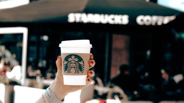 Masanın üzerinde bir fincan kahve. 