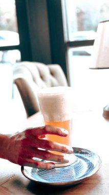 Masanın üzerinde bir fincan kahve. 