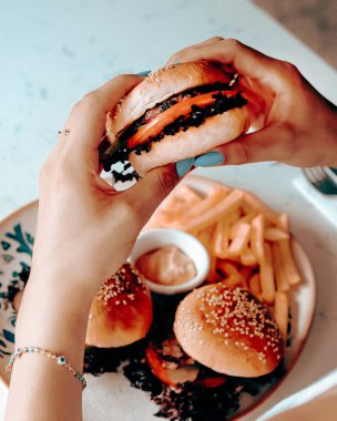 Izgara et, sebze ve sos ile nefis bir burger. Fast food ve abur cubur kavramı.