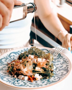 Taze salata tabağı ile karışık yeşillik