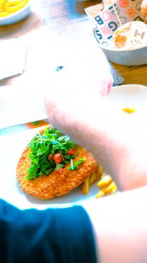 Patates kızartmasıyla servis edilen lezzetli şnitzel.