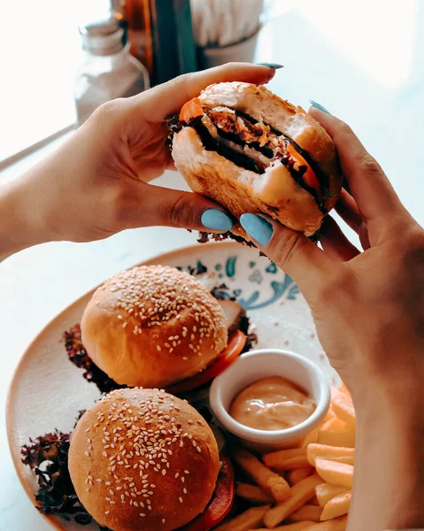 Heerlijke Hamburger Met Gegrild Rundvlees Groenten Saus Fast Food Junk — Stockfoto