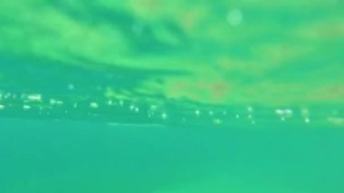 Suyun altında kabarcıklar. Yüzeye yükselen kabarcıklar. Yavaş çekim. 