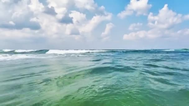 Azur hav med vågor mot en blå himmel med vita moln — Stockvideo