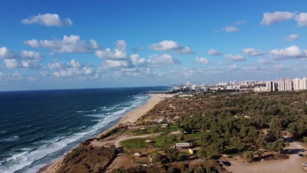 Ashkelon , อิสราเอลบนชายฝั่งทะเลเมดิเตอร์เรเนียนกับท้องฟ้าสีฟ้าที่มีเมฆ การยิงทางอากาศจากความสูงด้วยความช่วยเหลือของโดรน . — วีดีโอสต็อก