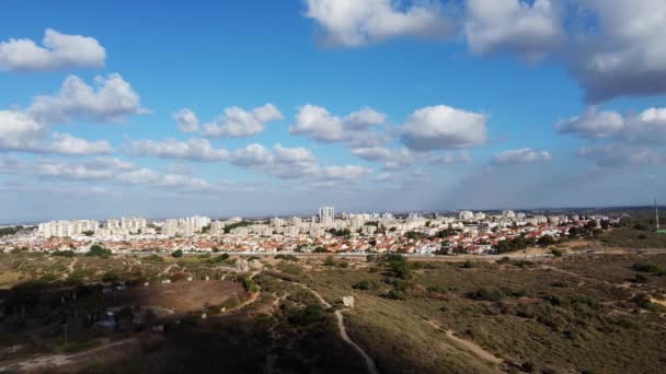 Luchtfoto van een nieuwe woonwijk in Israël, de stad Ashkelon tussen groene bomen — Stockvideo