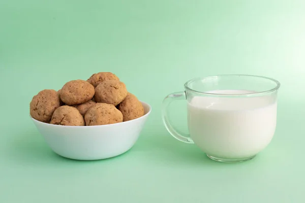 Oatmeal Cookies White Plate White Milk Transparent Glass Side View — Stock Photo, Image